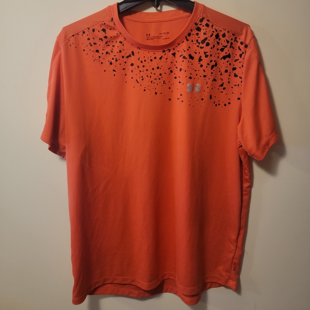 Under Armour HeatGear short sleeve athletic performance shirt in men’s size XL.